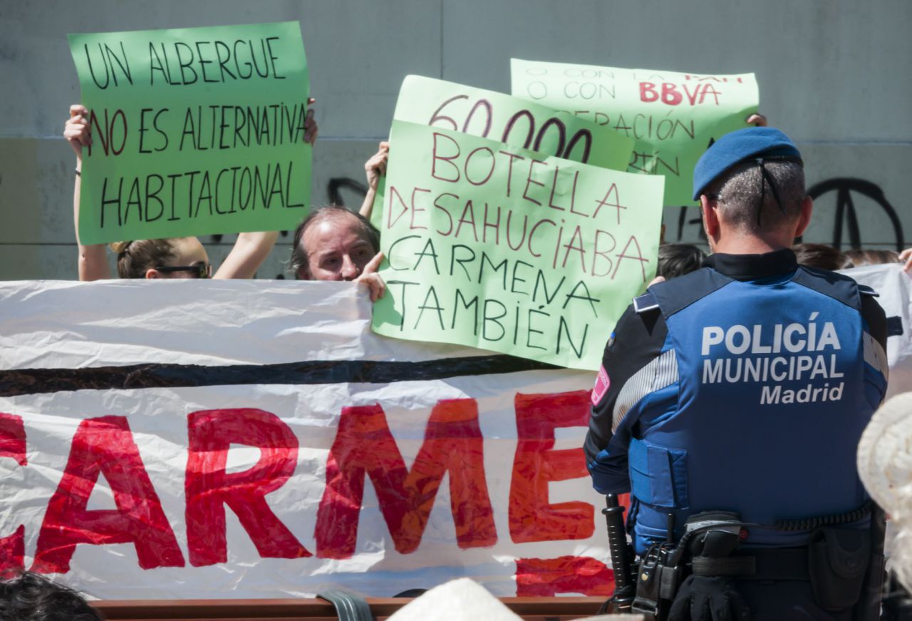 Los manifestantes han comparado la gestión de la problemática por parte de los gobiernos de Ana Botella y Manuela Carmena. 