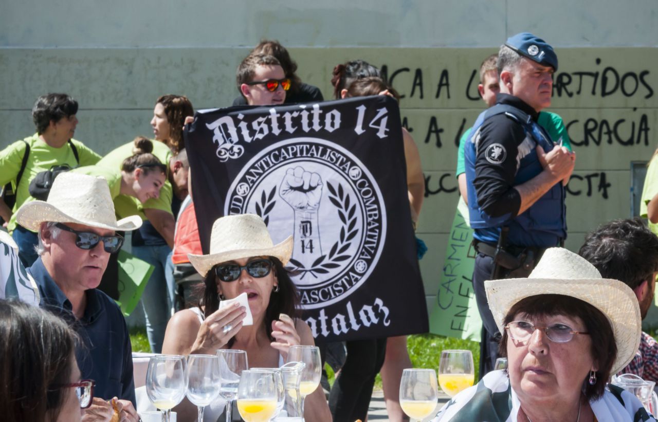 Miembros de Distrito 14 han protagonizado el escrache, en el que no ha participado la Plataforma de Afectados por la Hipoteca (PAH). 