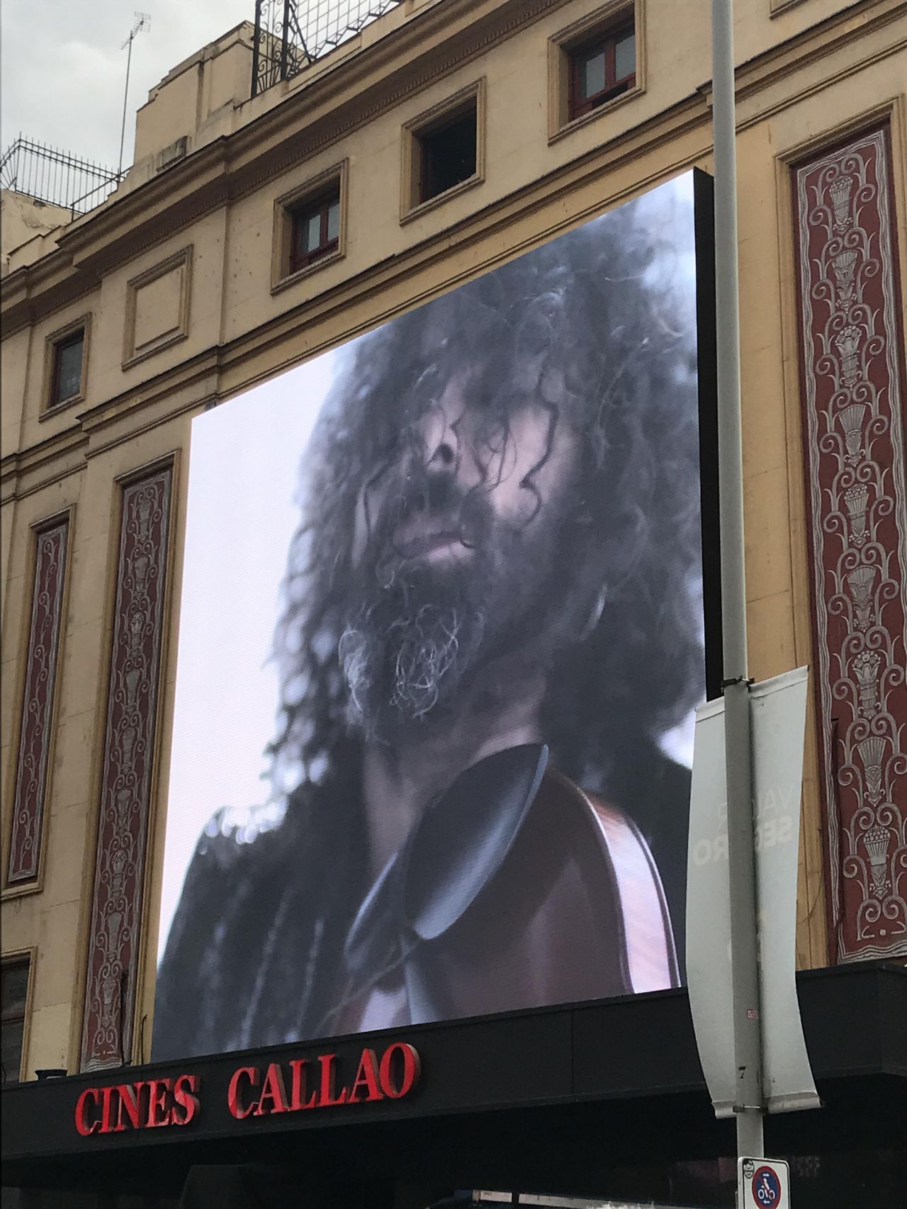 Las pantallas del cine Callao han mostrado al público detalles del concierto. 