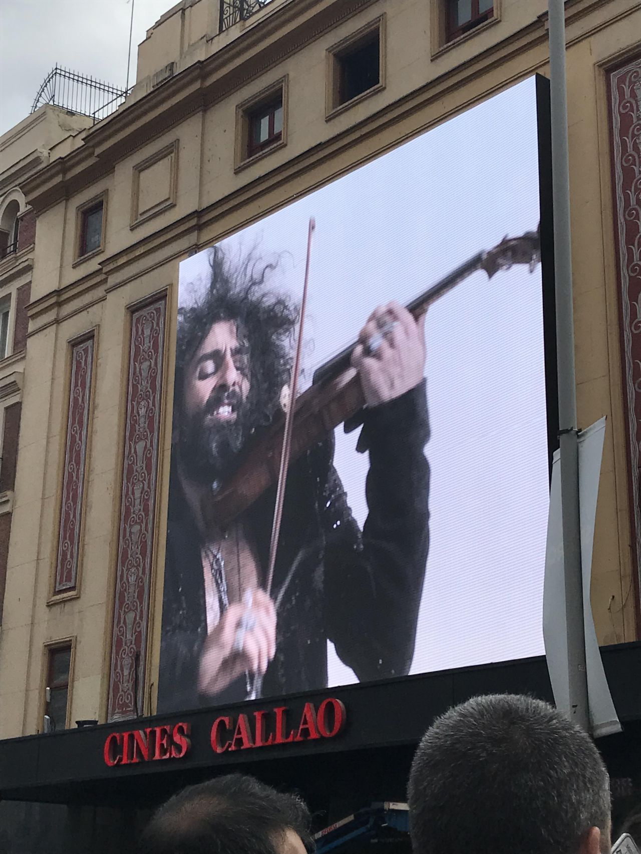 Un genio de la música que se deja la piel en cada concierto, también en este original formato. 