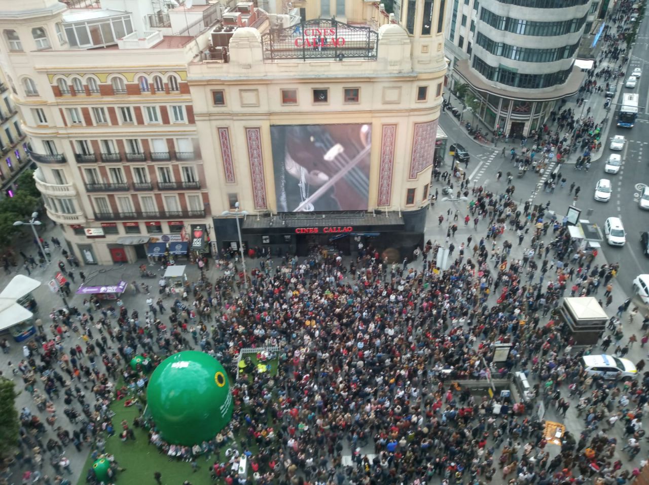 Cientos de asistentes han llenado Callao para disfrutar de la música del violinista.