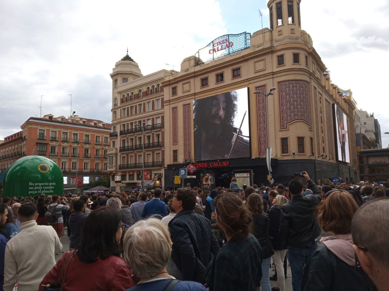 Las pantallas del cine Callao han servido de 'ventanas' a esta experiencia musical inmersiva.