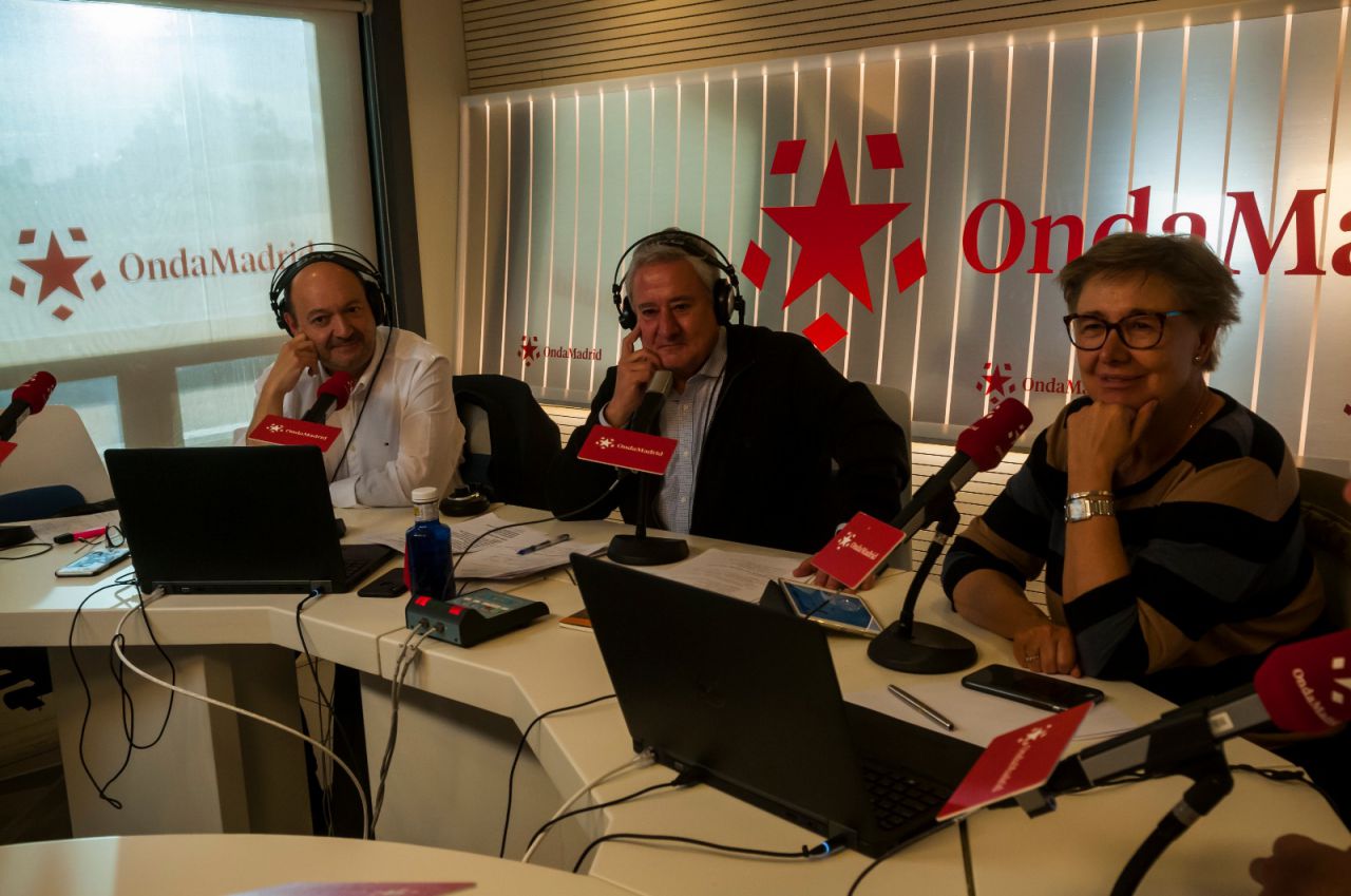 El equipo de Onda Madrid, junto al presidente editor de Madridiario, Constantino Mediavilla, han seguido y comentado el debate desde los estudios de Telemadrid.