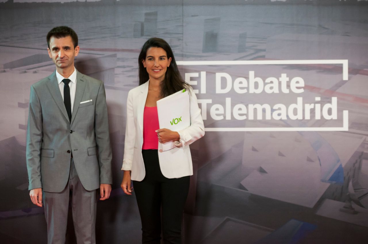 La candidata de Vox, Rocío Monasterio junto al director de Telemadrid, José Pablo López.