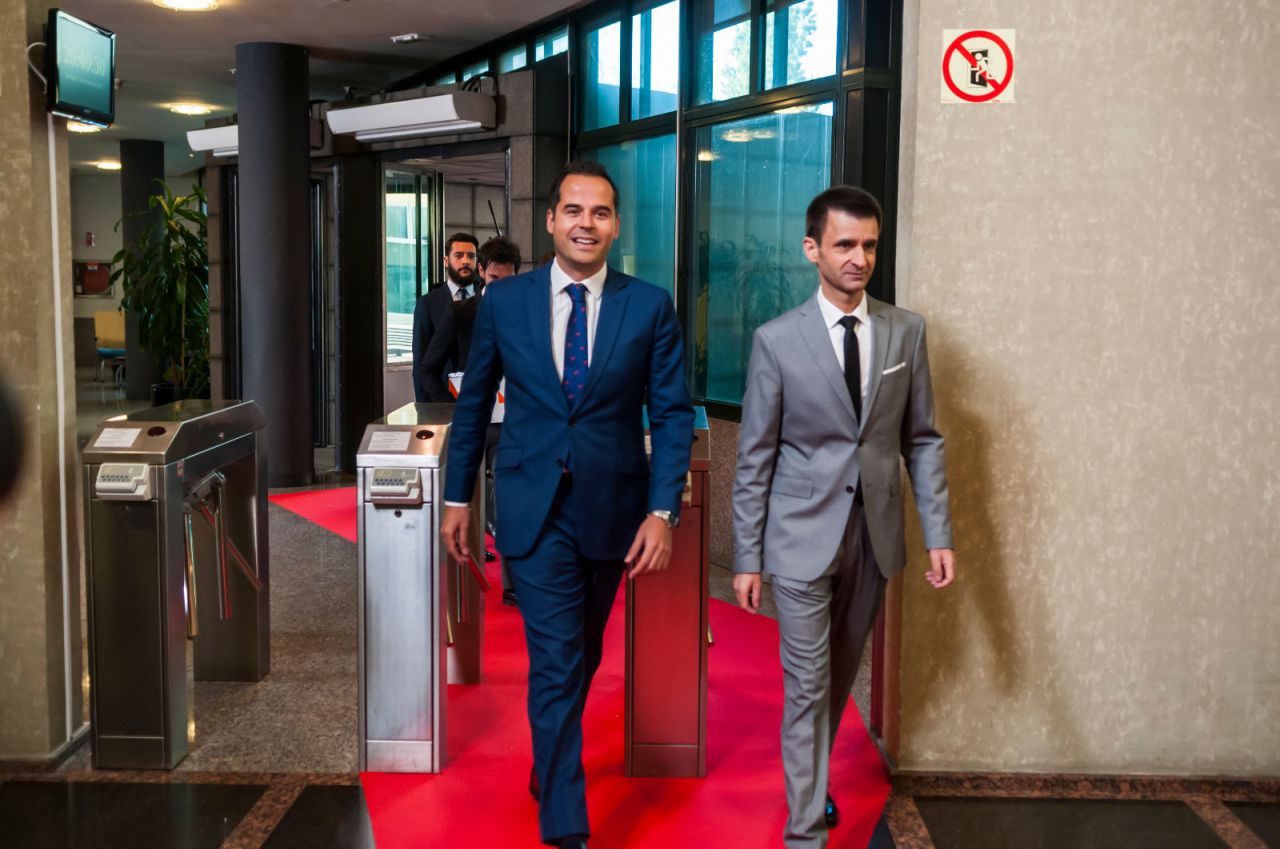 Ignacio Aguado, candidato de Ciudadanos, a su llegada a la sede de Telemadrid, junto a José Pablo López, director de la cadena pública. 