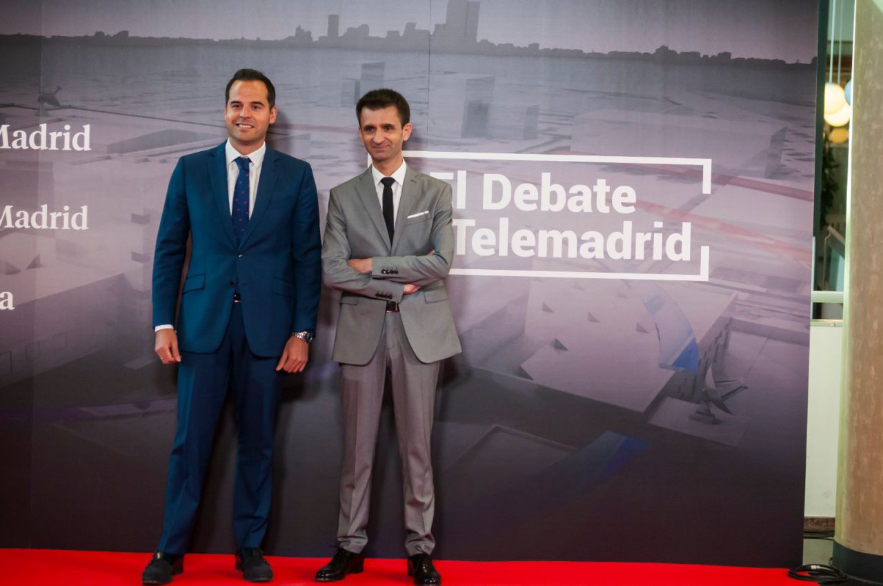 Aguado (Cs) posa en el photocall junto al director de Telemadrid, José Pablo López, antes del comienzo del debate.