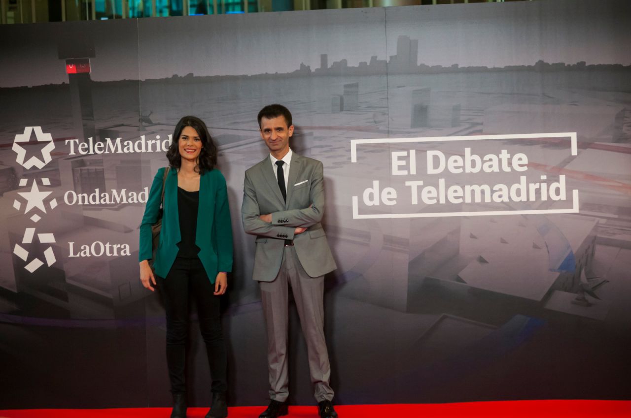 Isa Serra (Podemos) y José Pablo López, director de la cadena pública madrileña. 