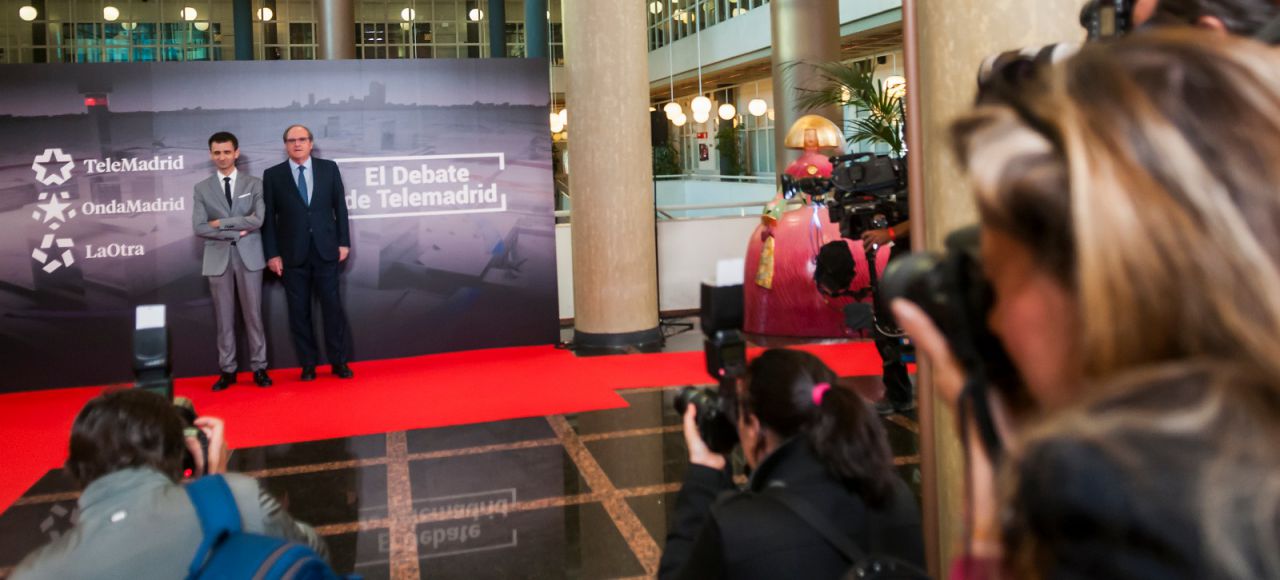 El director de Telemadrid y Ángel Gabilondo (PSOE), en el photocall por el que han pasado todos los candidatos antes de debate. 