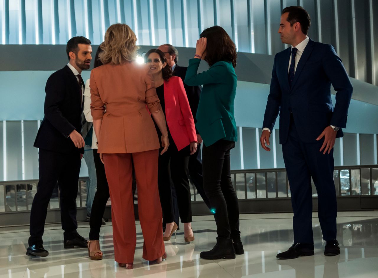 Los candidatos saludan a los moderadores a su entrada al plató