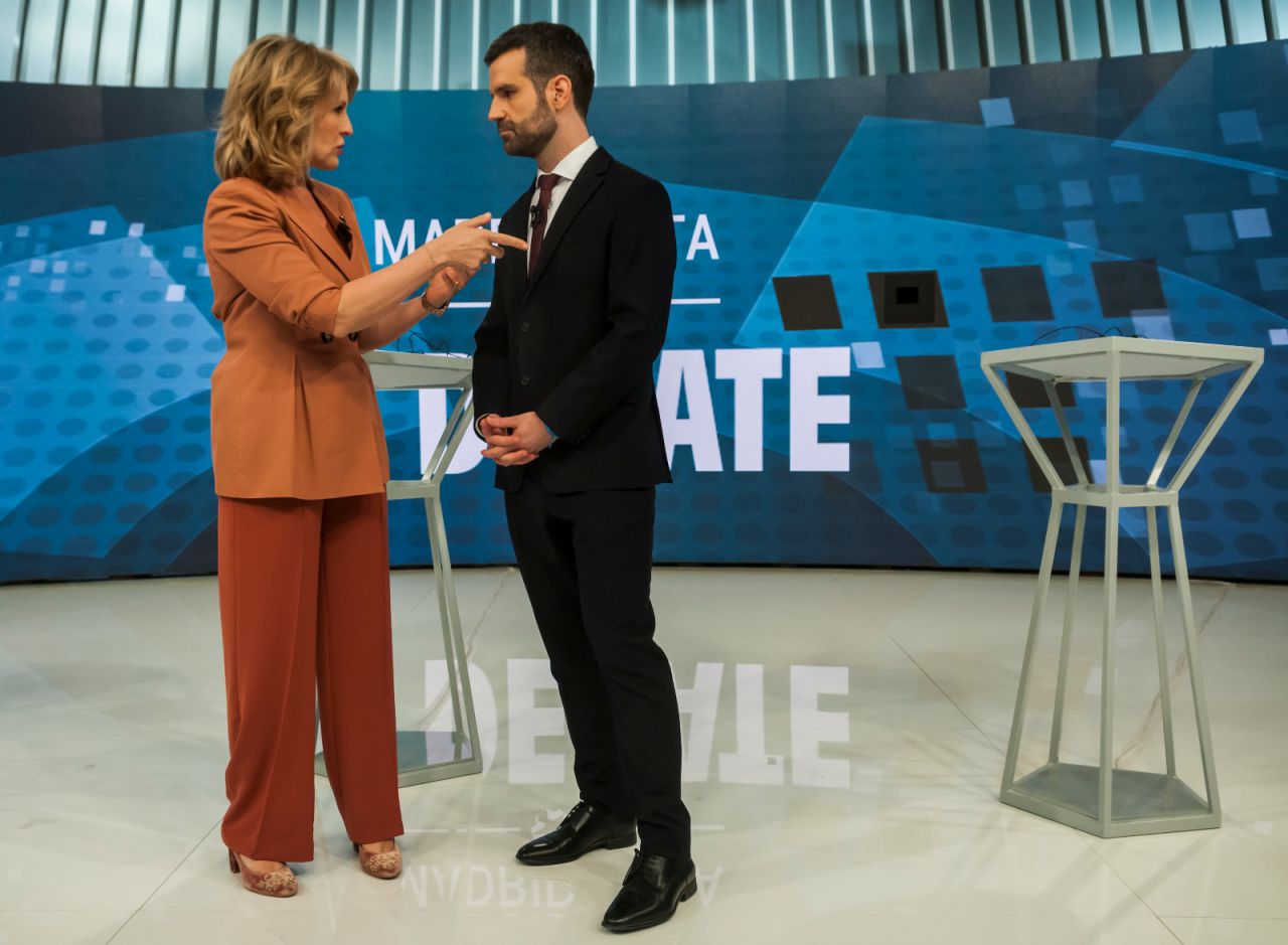 Los moderadores del debate, los periodistas María Rey y Jon Ariztimuño, charlan en los minutos previos a inicio. 