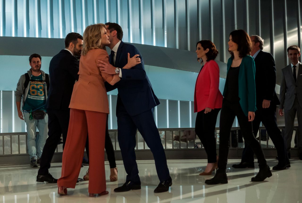 Los candidatos saludan a los moderadores del debate a su entrada al plató de Telemadrid