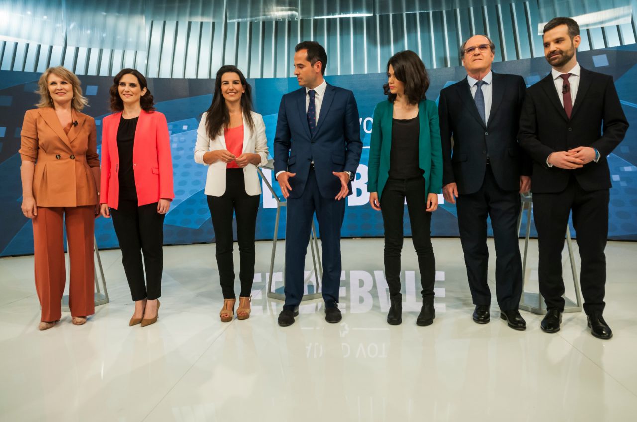 Se ha generado un momento de tensión cuando, con los nervios previos al debate, los fotógrafos han pedido a los candidatos que se den la mano.