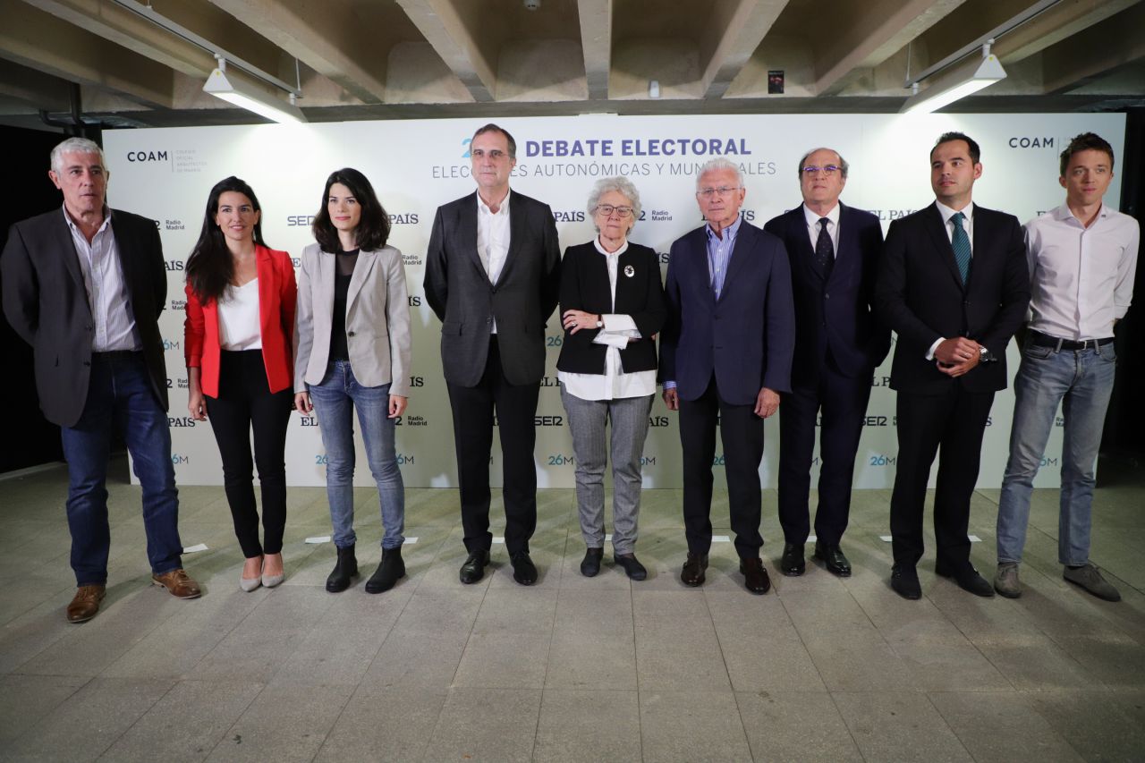 Foto de familia instantes antes de comenzar el debate.