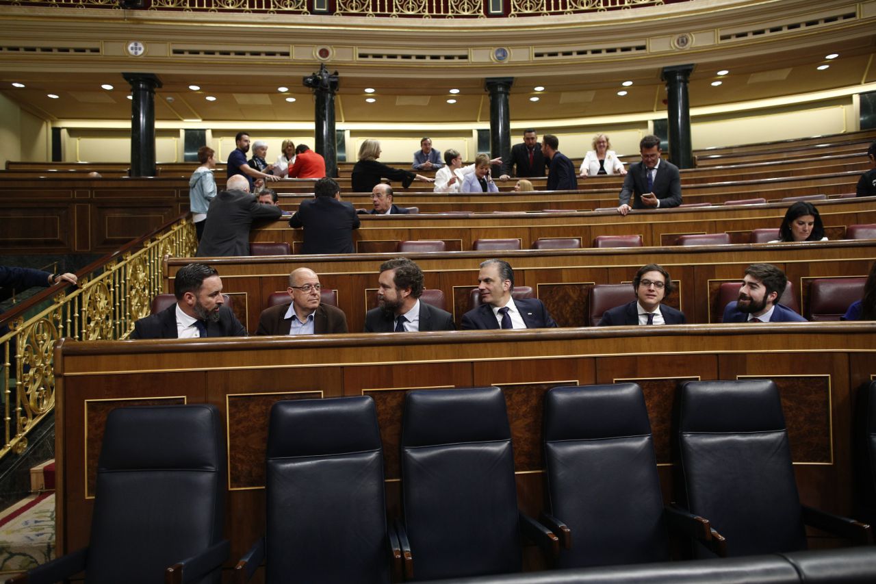 Los diputados de Vox han sido los más madrugadores y han ocupados asientos que corresponden al partido en el gobierno. 