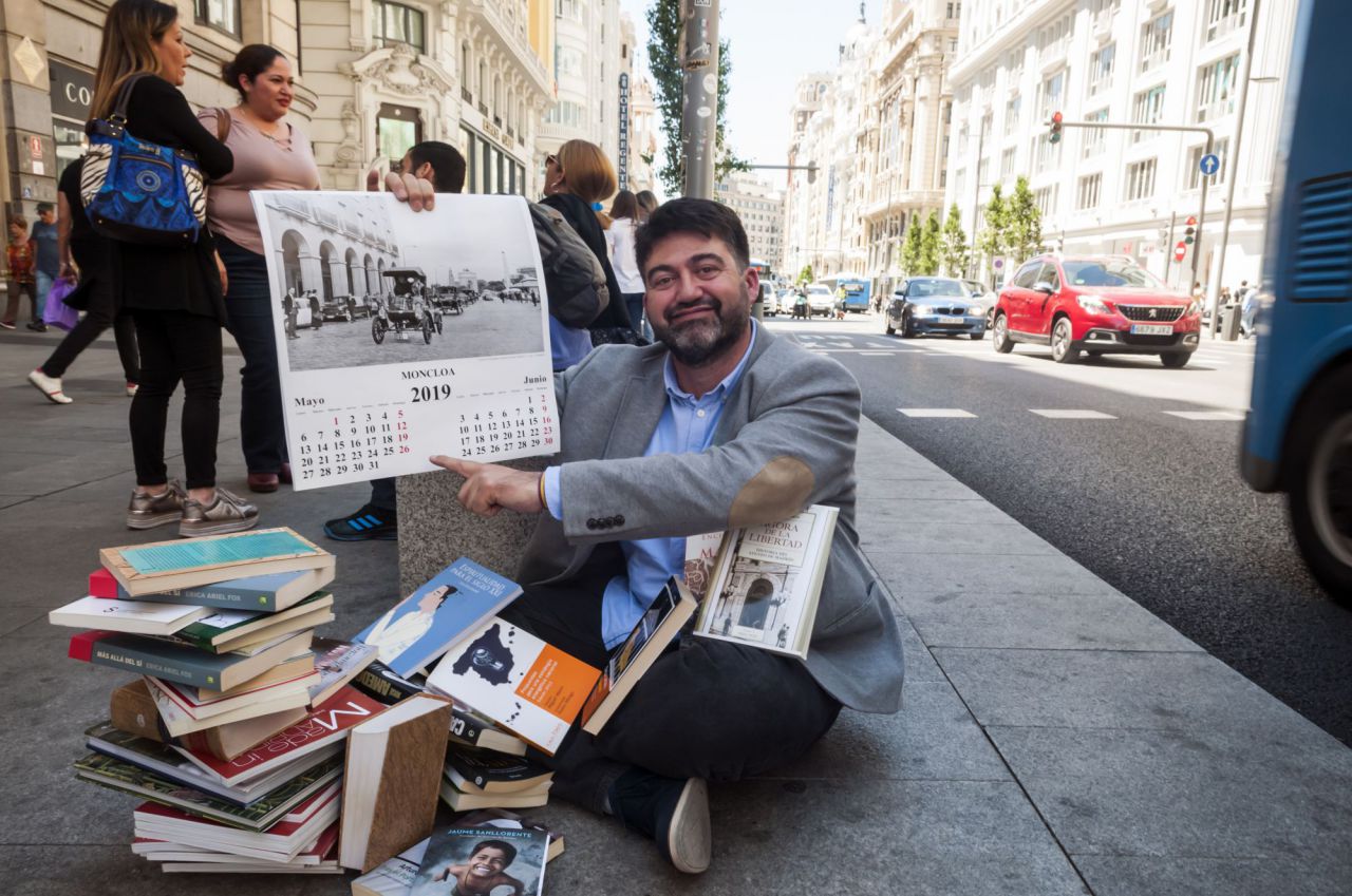 Carlos Sánchez Mato, candidato al Ayuntamiento de Madrid por Madrid en pie municipalista, en Gran Vía tras una entrevista con Madridiario