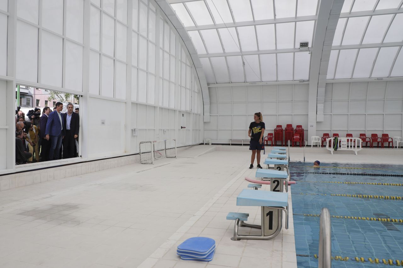 Pedro Sánchez visita una piscina municipal de Usera