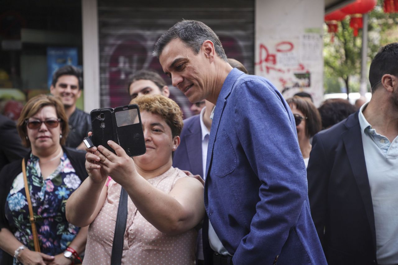 Pedro Sánchez, líder del PSOE, junto a una vecina del barrio de Usera
