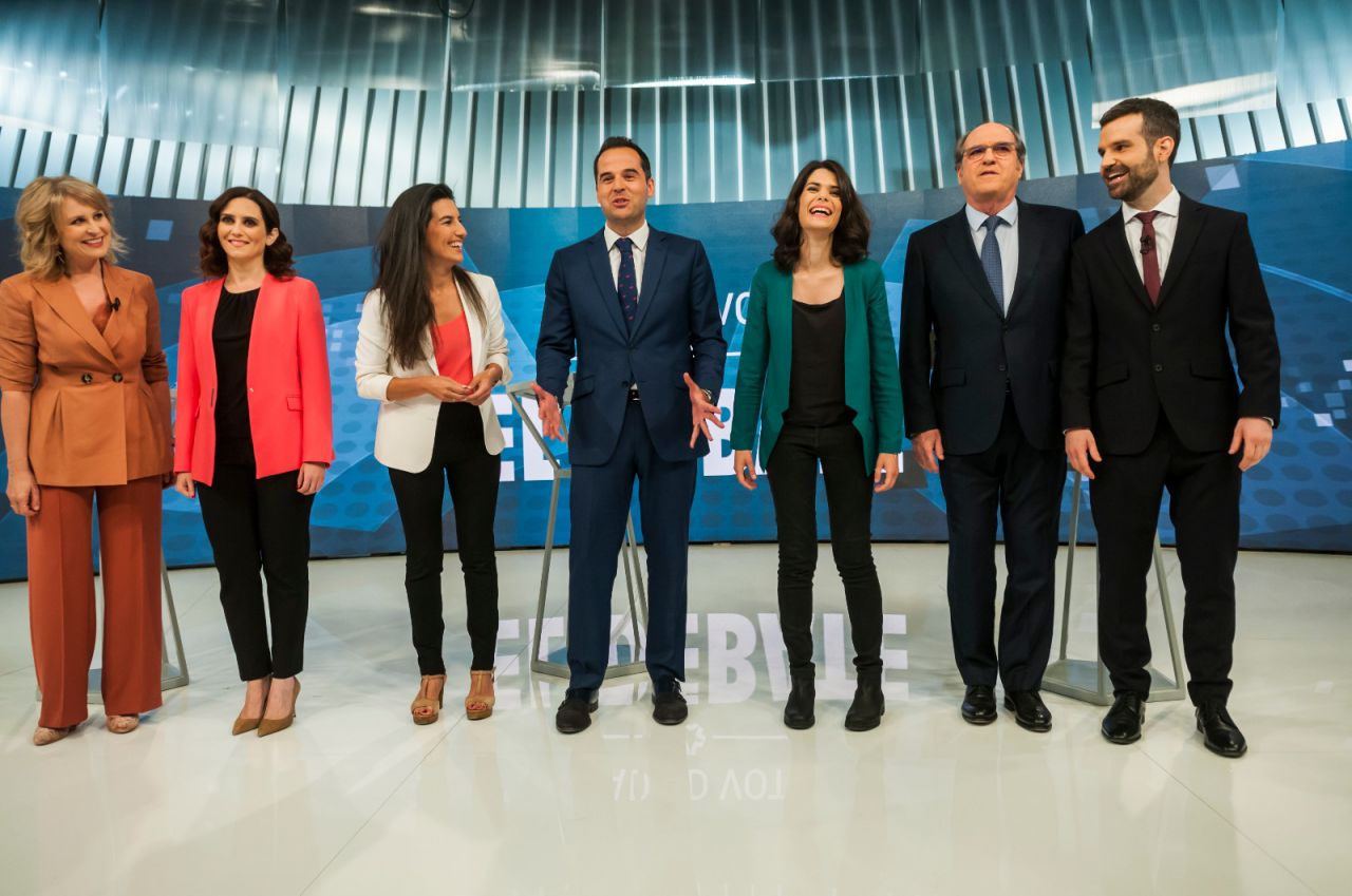 Isabel Díaz Ayuso, Rocio Monasterio, Ignacio Aguado, Isa Serra y Ángel Gabilondo junto a los presentadores del debate de Telemadrid