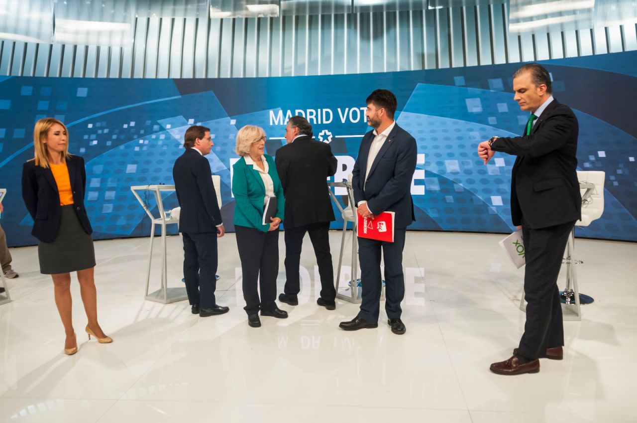 Manuela Carmena, Javier Ortega Smith, Silvia Saavedra, número 3 de Ciudadanos al Ayuntamiento de Madrid, Carlos Sánchez Mato, Pepu Hernández y José Luis Martínez Almeida antes de empezar el debate en Telemadrid