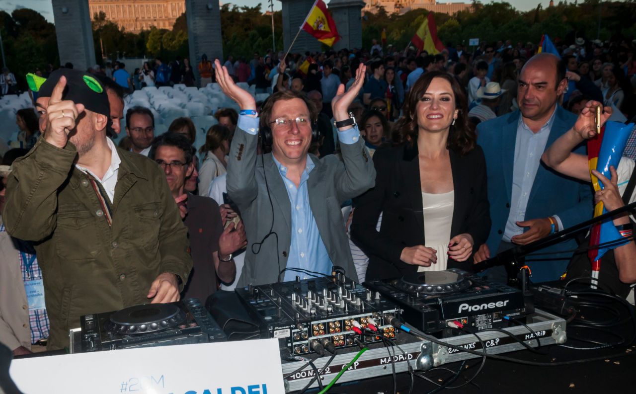 El PP se despide de la campaña electoral con una fiesta al aire libre.