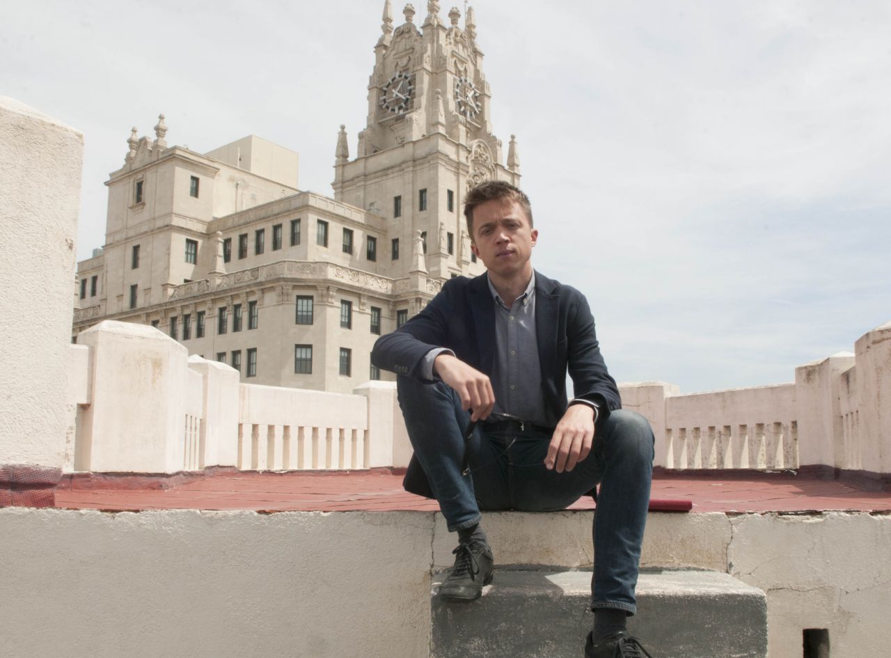 Íñigo Errejón en una terraza de Gran Vía tras una entrevista en Madridiario