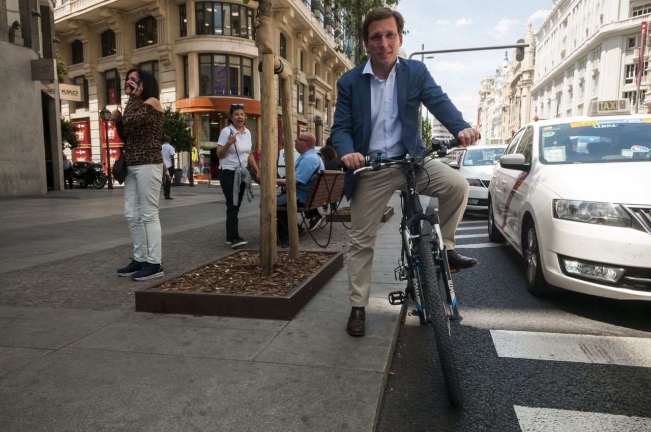 José Luis Martínez Almeida subido a una bici municipal de Madrid en plena Gran Vía tras una entrevista en Madridiario