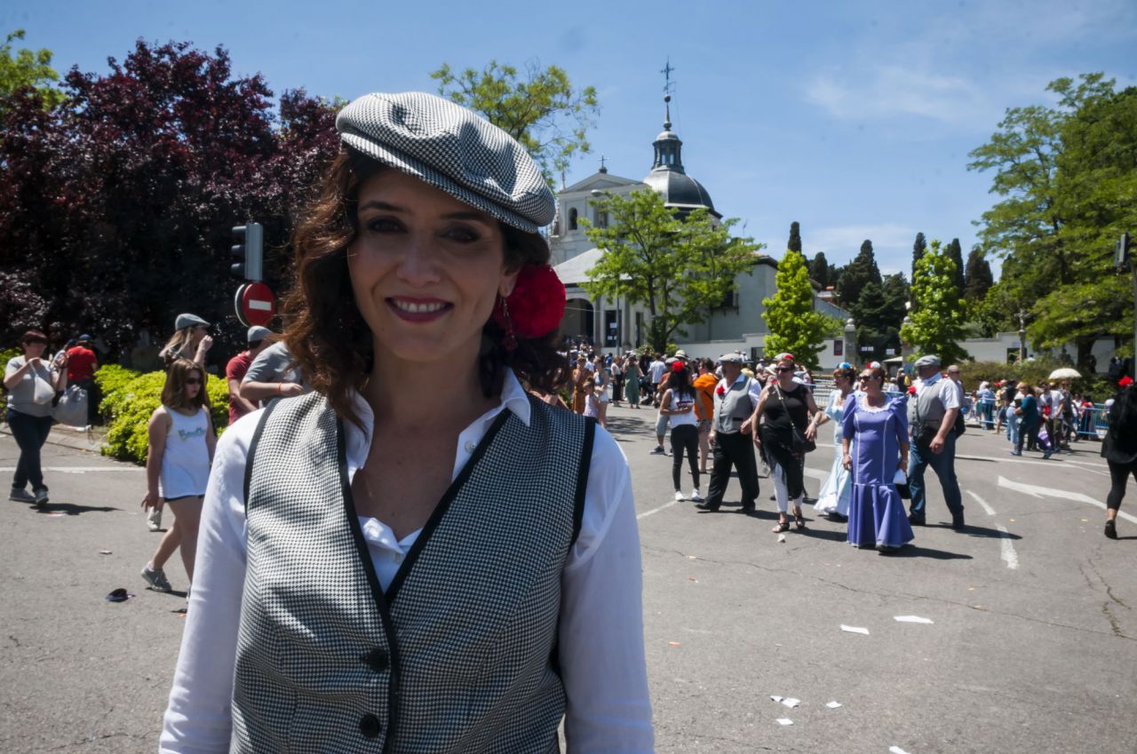 Isabel Díaz Ayuso, candidato del PP a la Comunidad de Madrid, vestida de chulapa en la Pradera de San Isidro