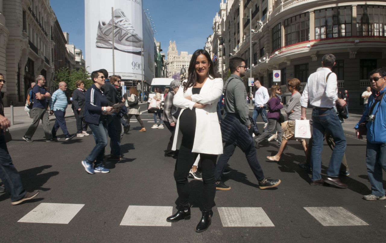 Begoña Villacís, candidata de Ciudadanos a la alcaldía de Madrid, en Gran Vía tras una entrevista con Madridiario