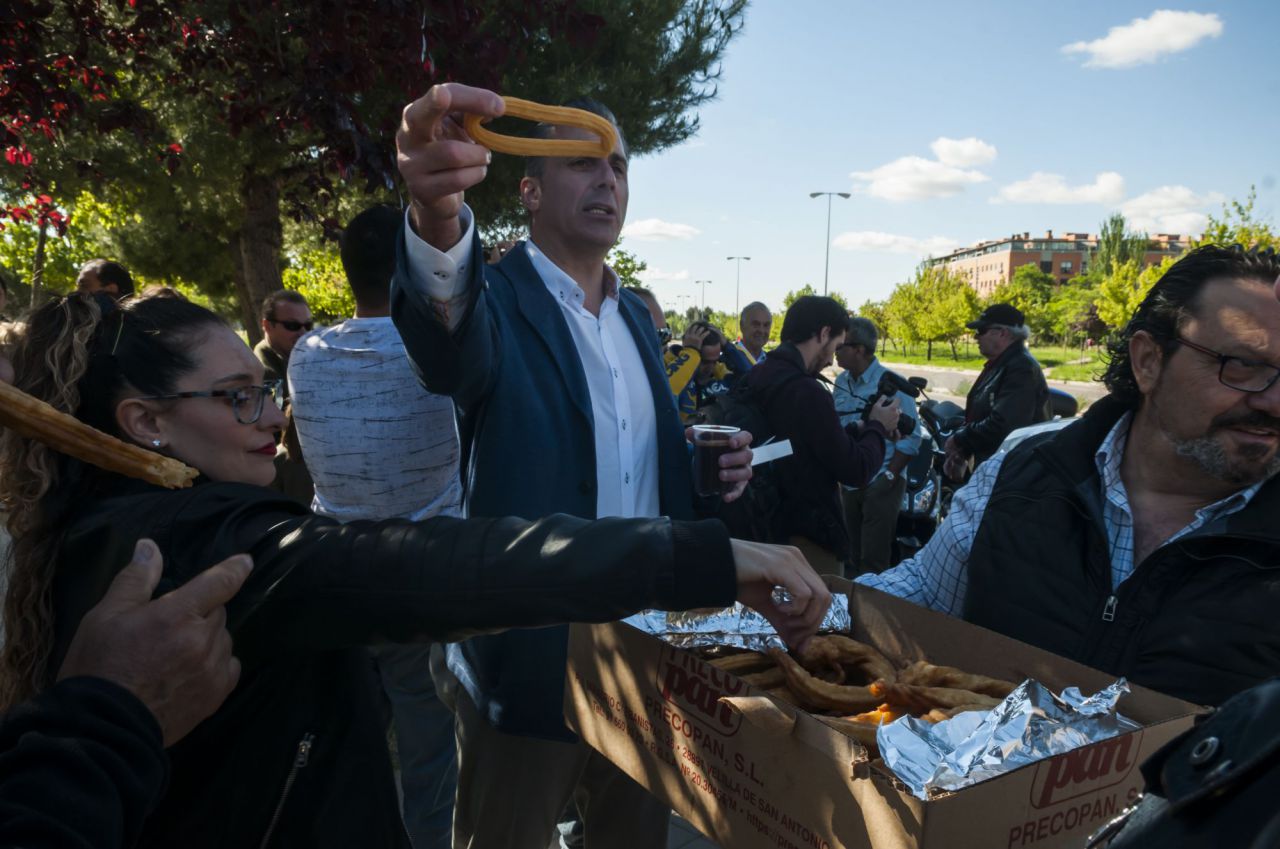 Javier Ortega Smith reparte churros en una caravana de coches 