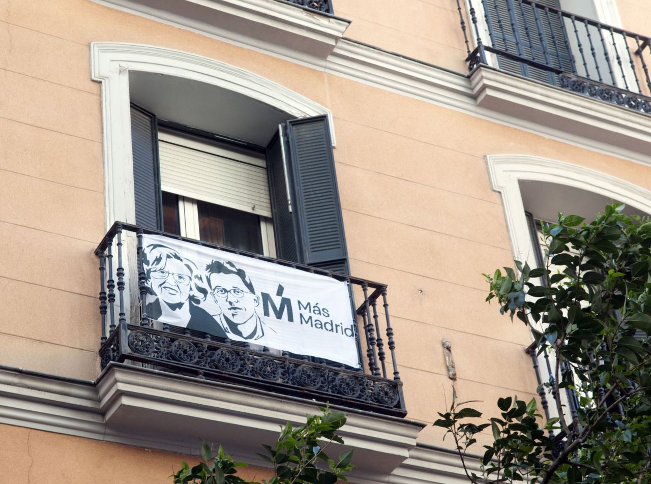 Un balcón del centro de Madrid cuelga una bandera de Más Madrid para dar su apoyo al partido