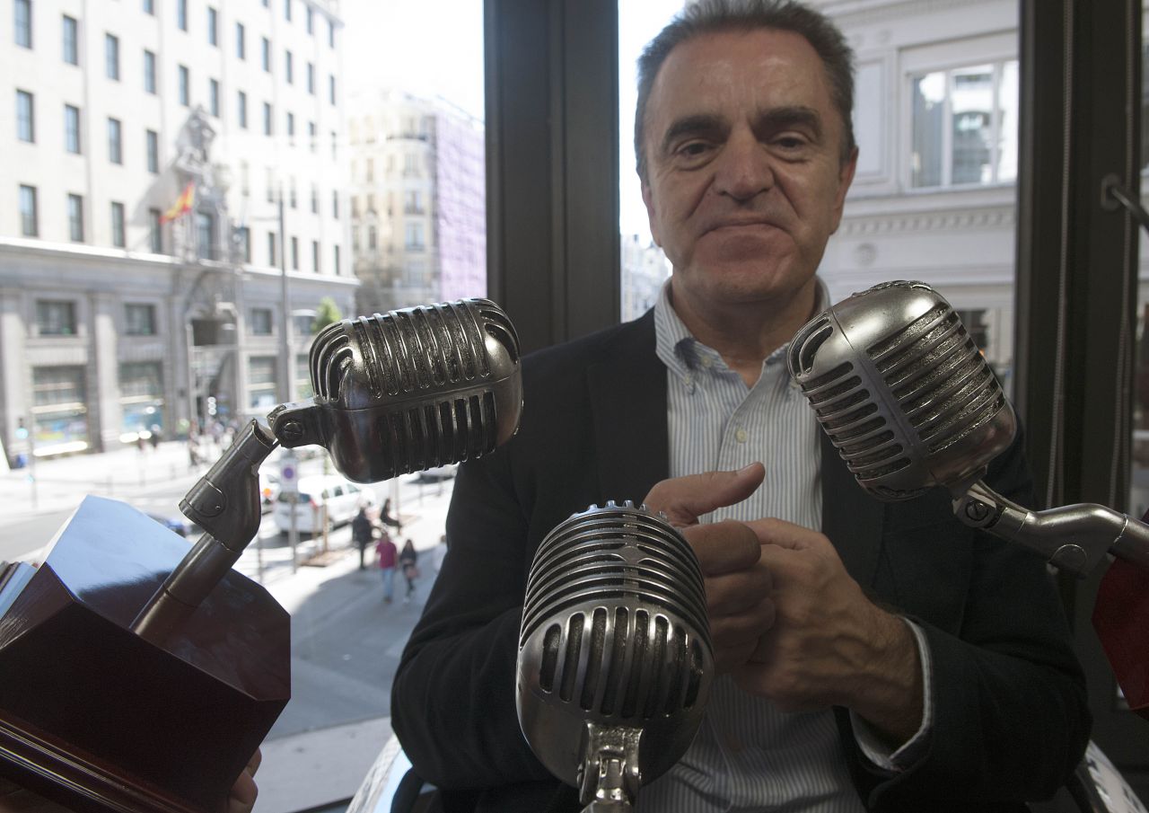 El secretario general del PSOE de la Comunidad de Madrid, José Manuel Franco, rodeado de micrófonos en una entrevista con Madridiario