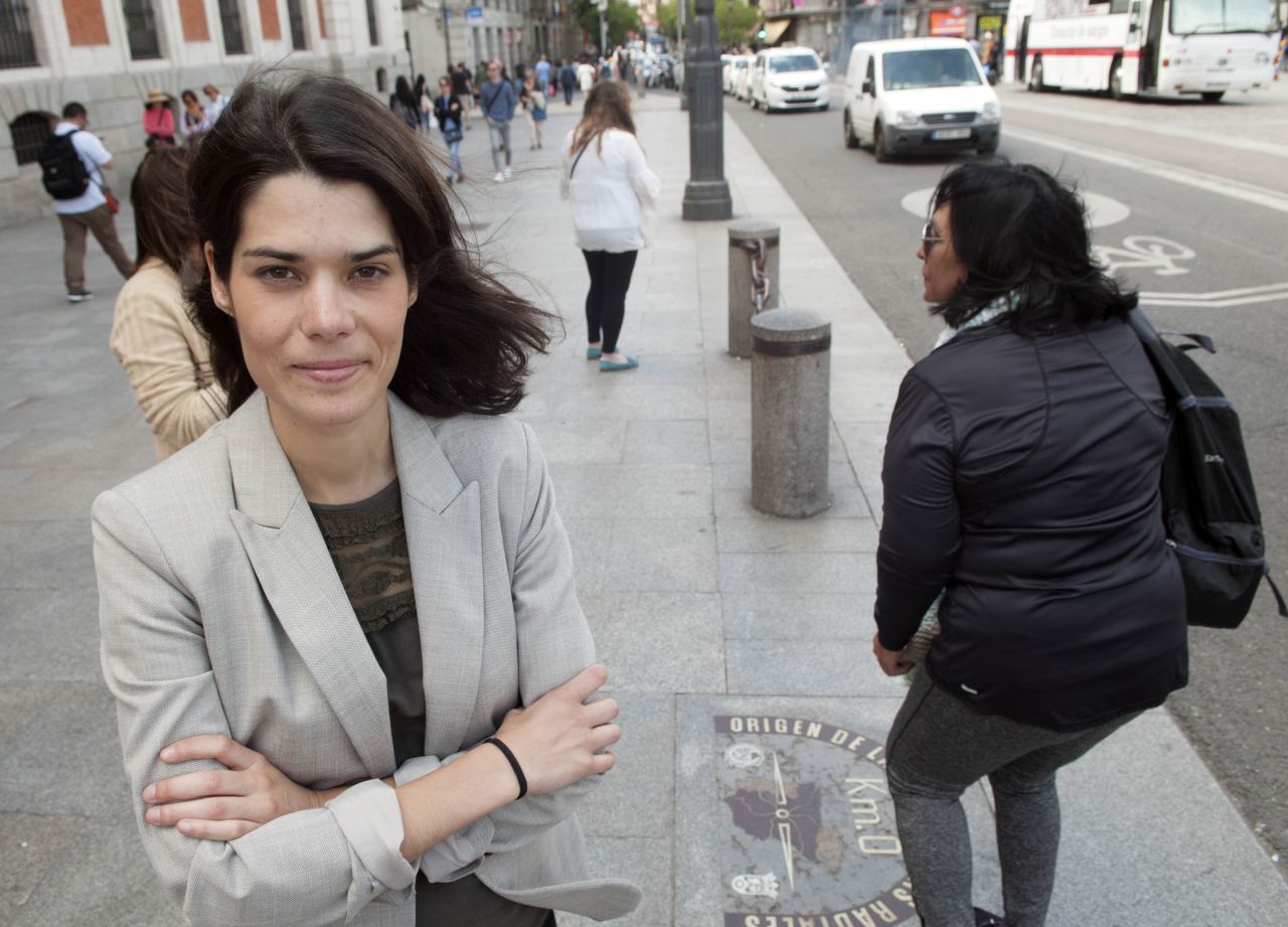 Isa Serra en la Puerta del Sol para una entrevista en Madridiario