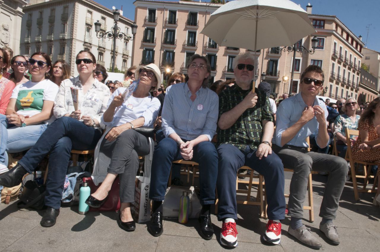 El actor Pedro Almodovar apoya la candidatura de Más Madrid. En la foto junto a Íñigo Errejón y Marta Higueras
