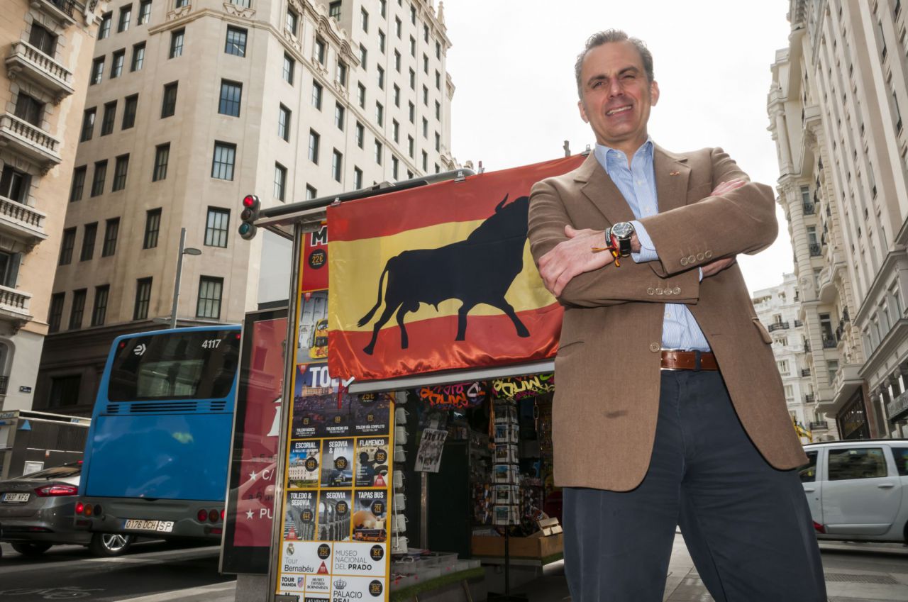 Javier Ortega Smith posa en Gran Vía para una entrevista en Madridiario