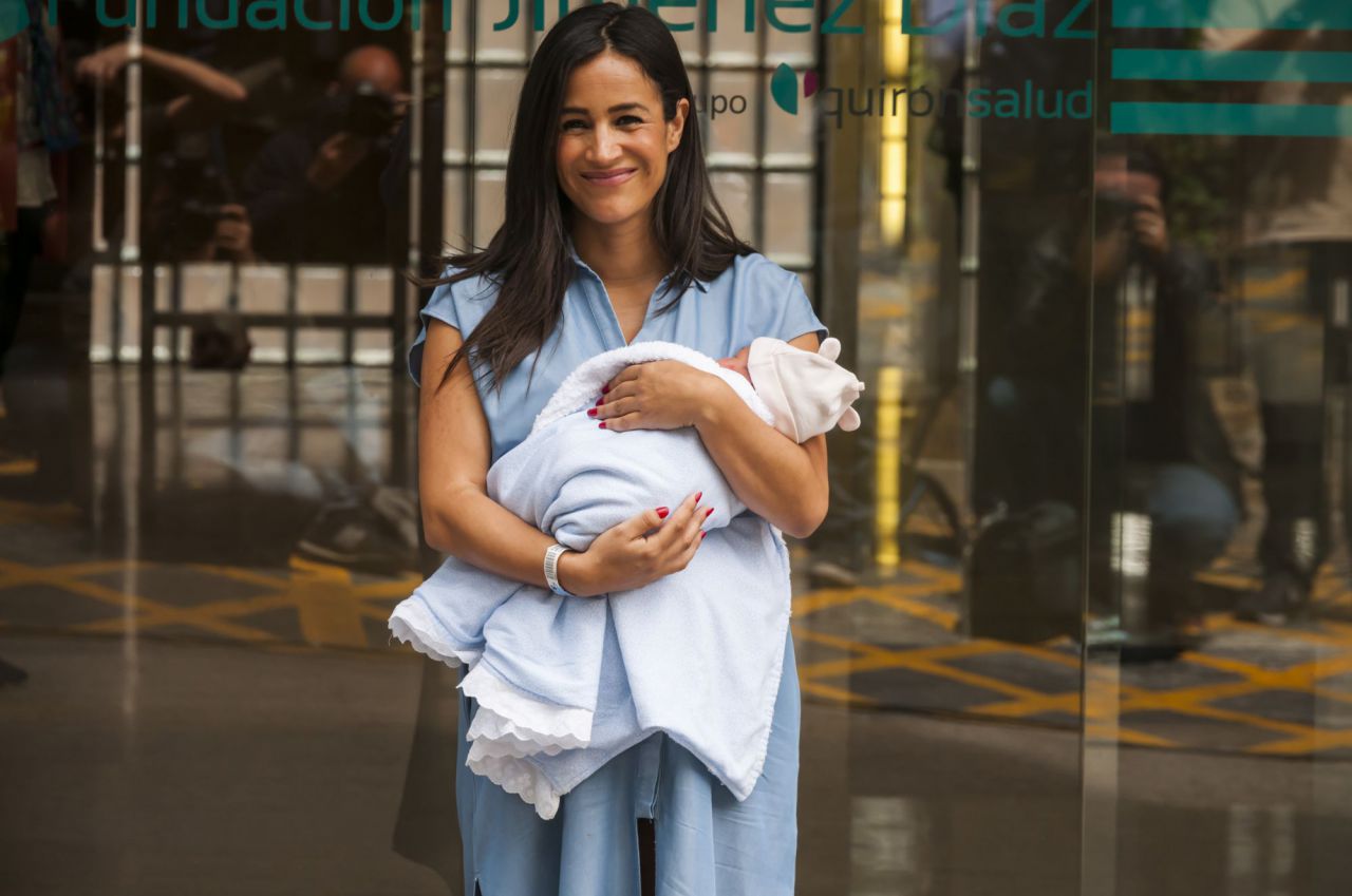 Begoña Villacís saliendo de la Fundación Jiménez Díaz tras dar a luz, durante la campaña electoral, a su tercera hija