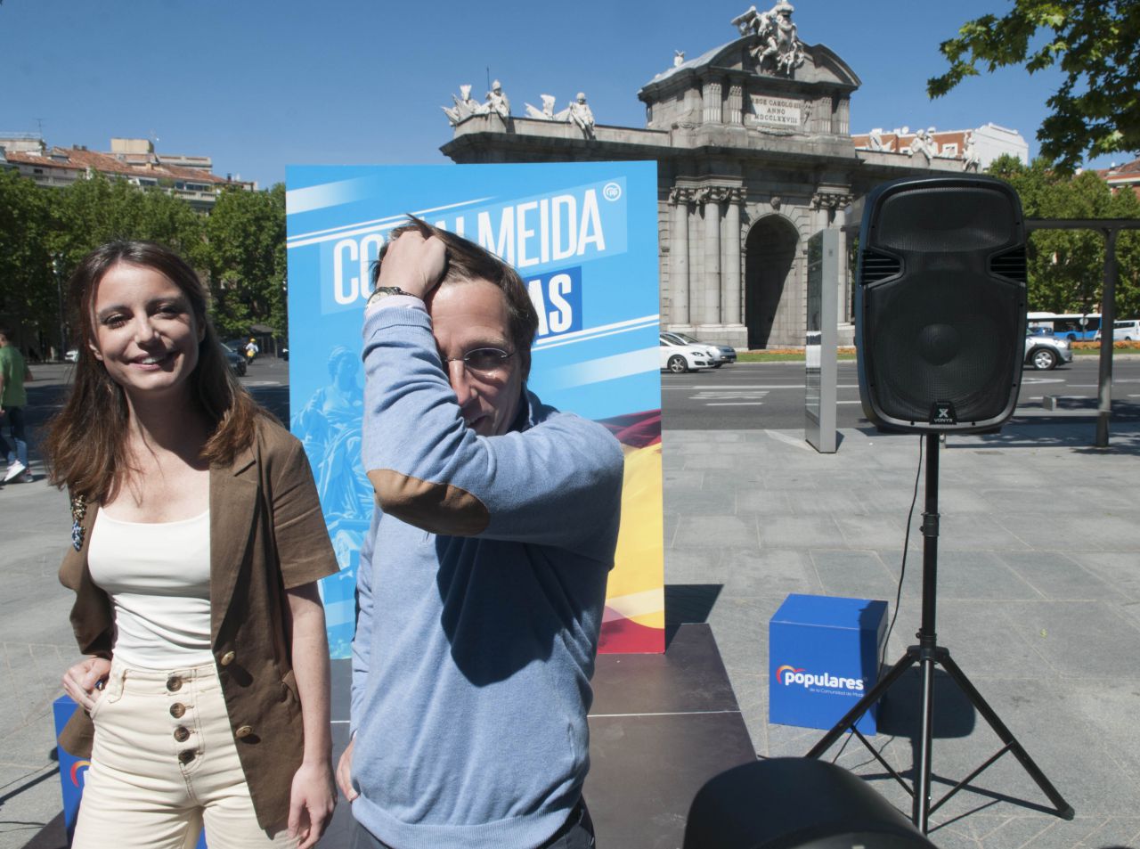 José Luis Martínez Almeida, candidato popular a la alcaldía de la capital, junto a su número dos, Andrea Levy en la Puerta de Alcalá durante un acto de campaña