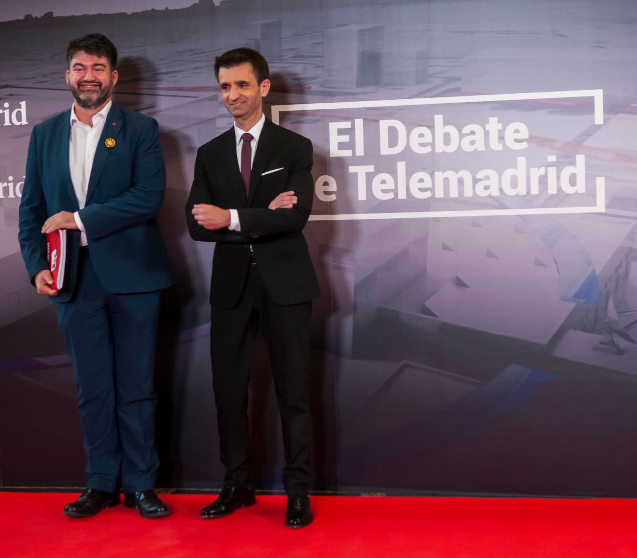 Carlos Sánchez Mato posa en el photocall antes del debate junto a José Pablo López, director de Telemadrid. 