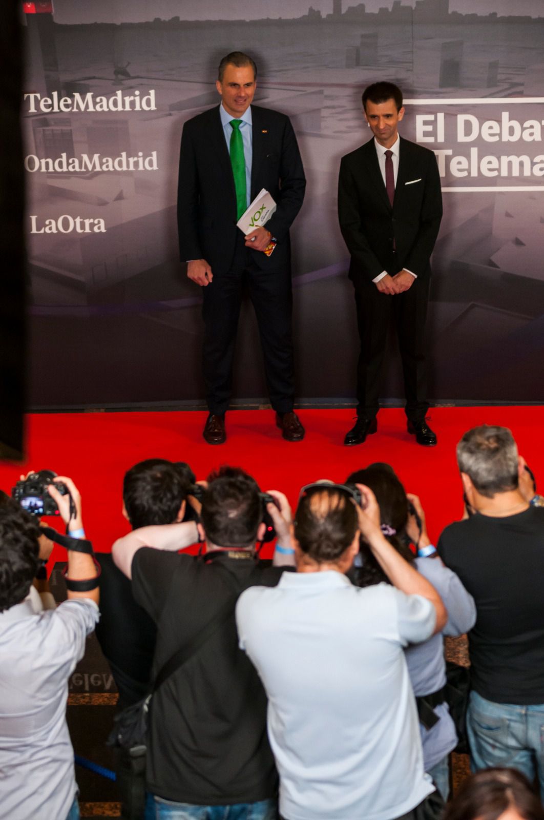 El candidato de Vox, Javier Ortega Smith, junto a José Pablo López en el photocall.