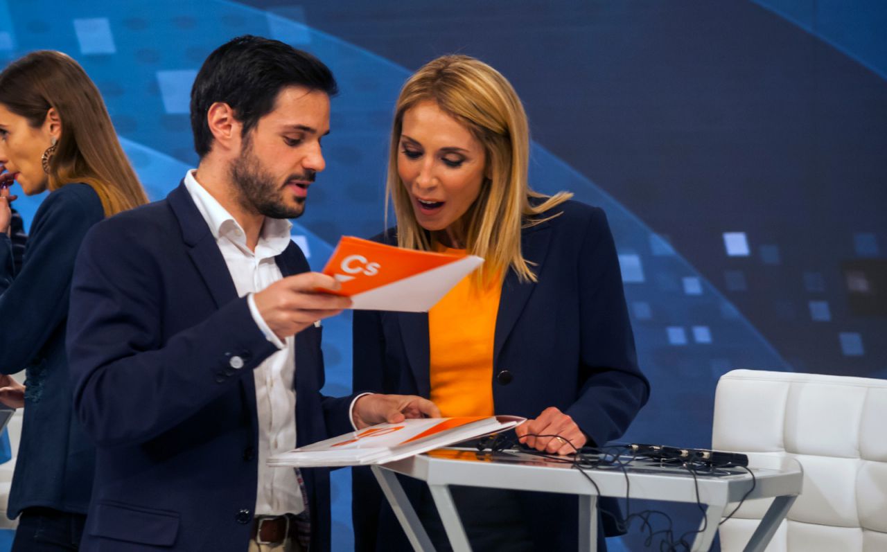 La número tres de Ciudadanos, Silvia Saavedra, repasa algunos puntos con su asesor instantes antes del arranque del debate. 