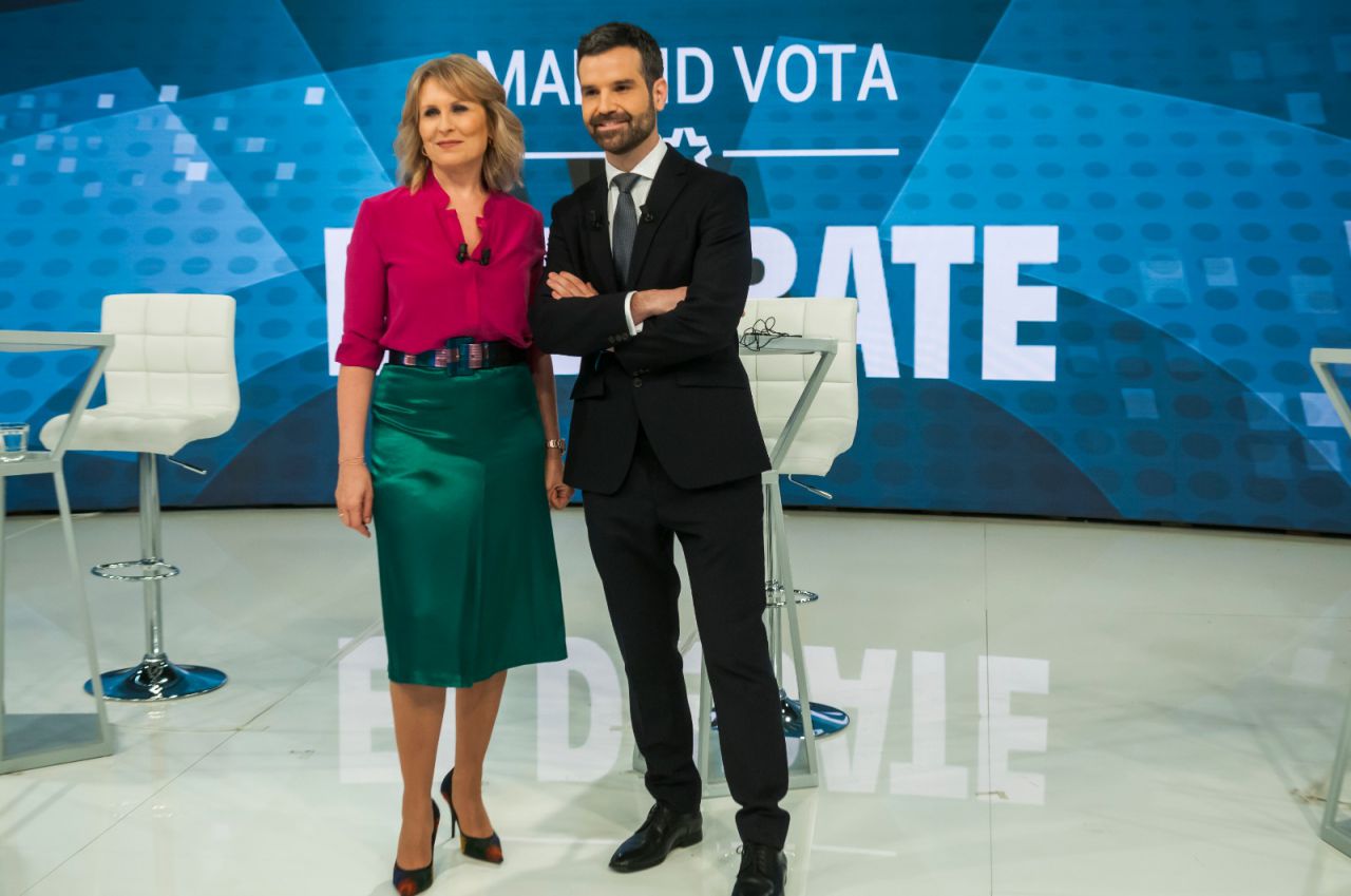 Los moderadores del debate, María Rey y Jon Ariztimuño.