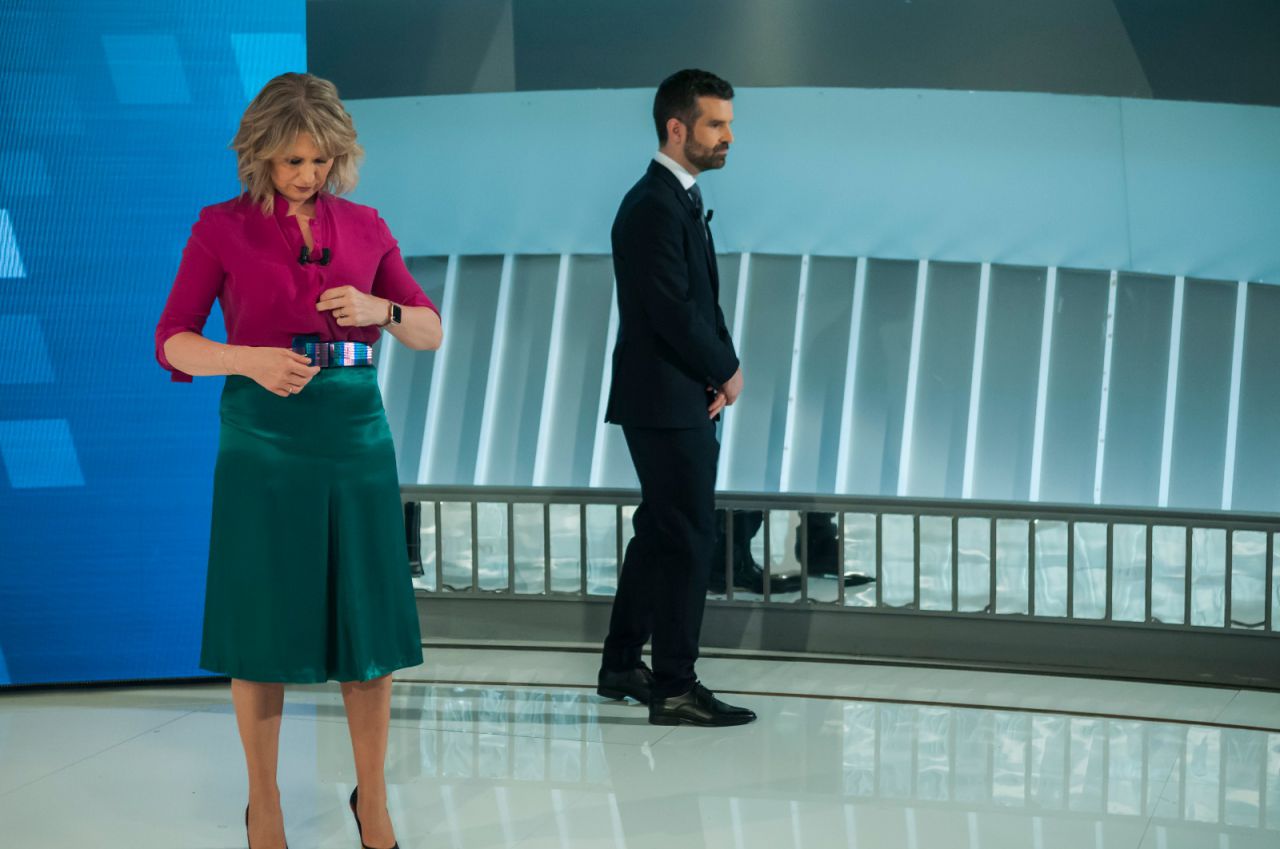 Los moderadores del debate, María Rey y Jon Ariztimuño, con los últimos preparativos.