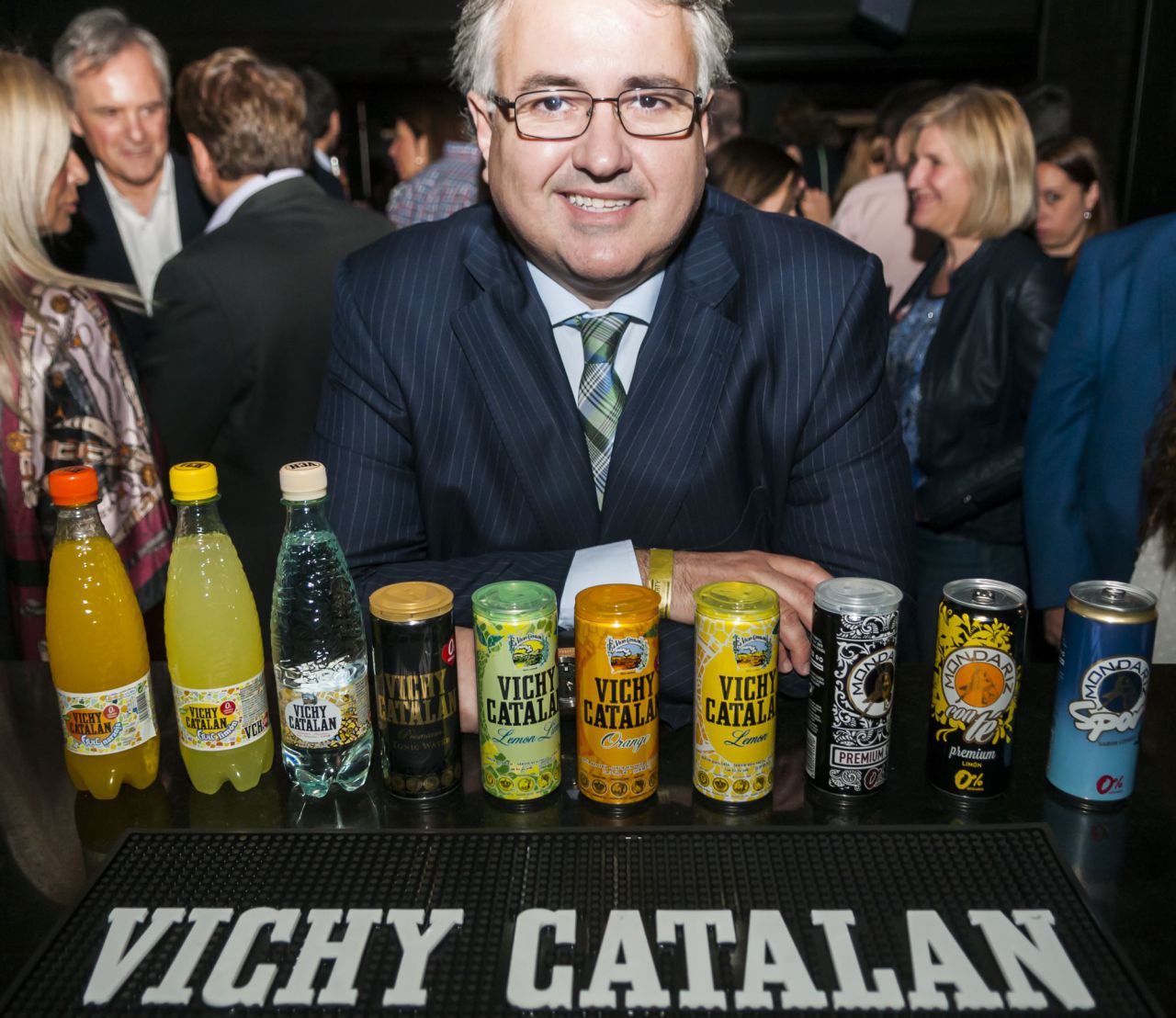 Joan Renart, consejero delegado de Vichy, posa durante la fiesta con varios productos de la marca. 