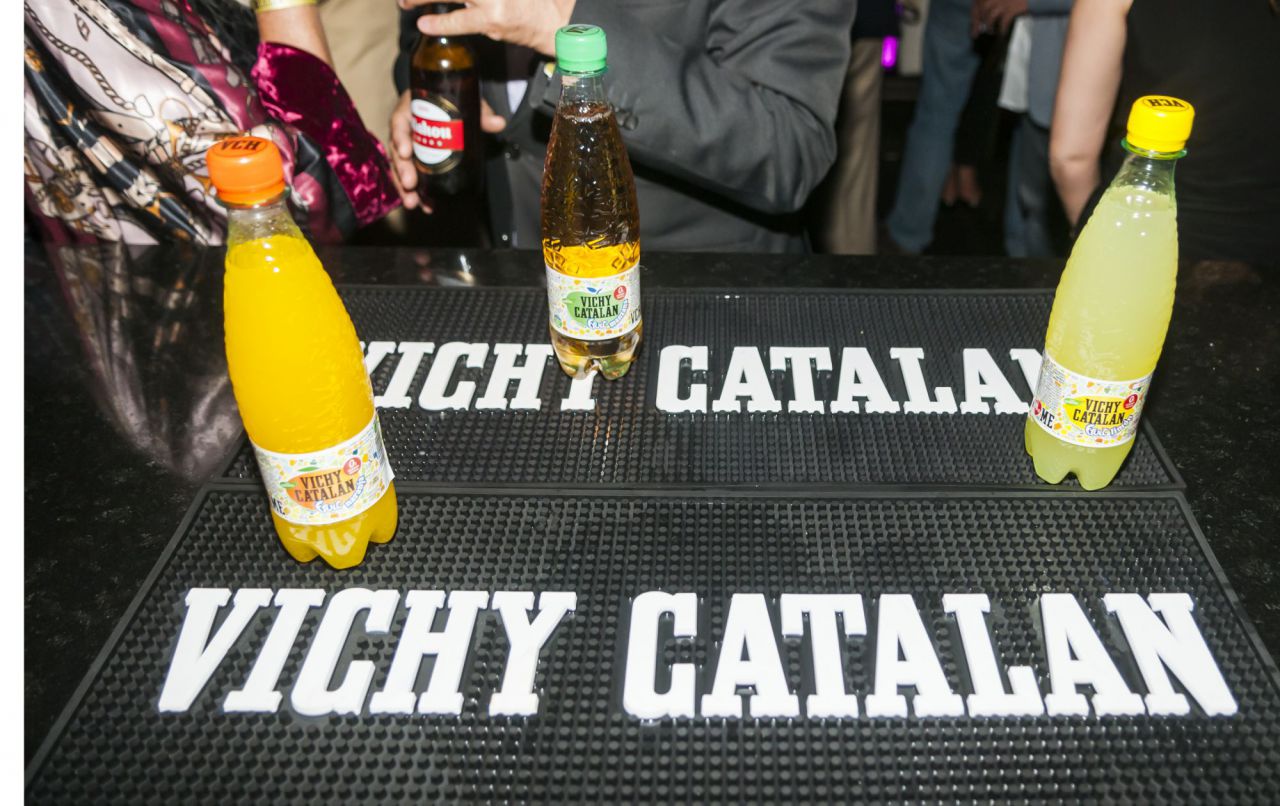 Alrededor de 500 personas vibraron jaleadas por acordes rockeros al tiempo que brindaban con las refrescantes bebidas de Vichy Catalan.