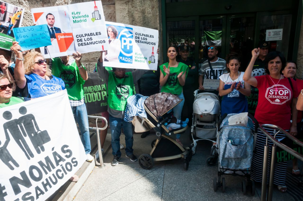 Madres con sus hijos, también presentes en la concentración.