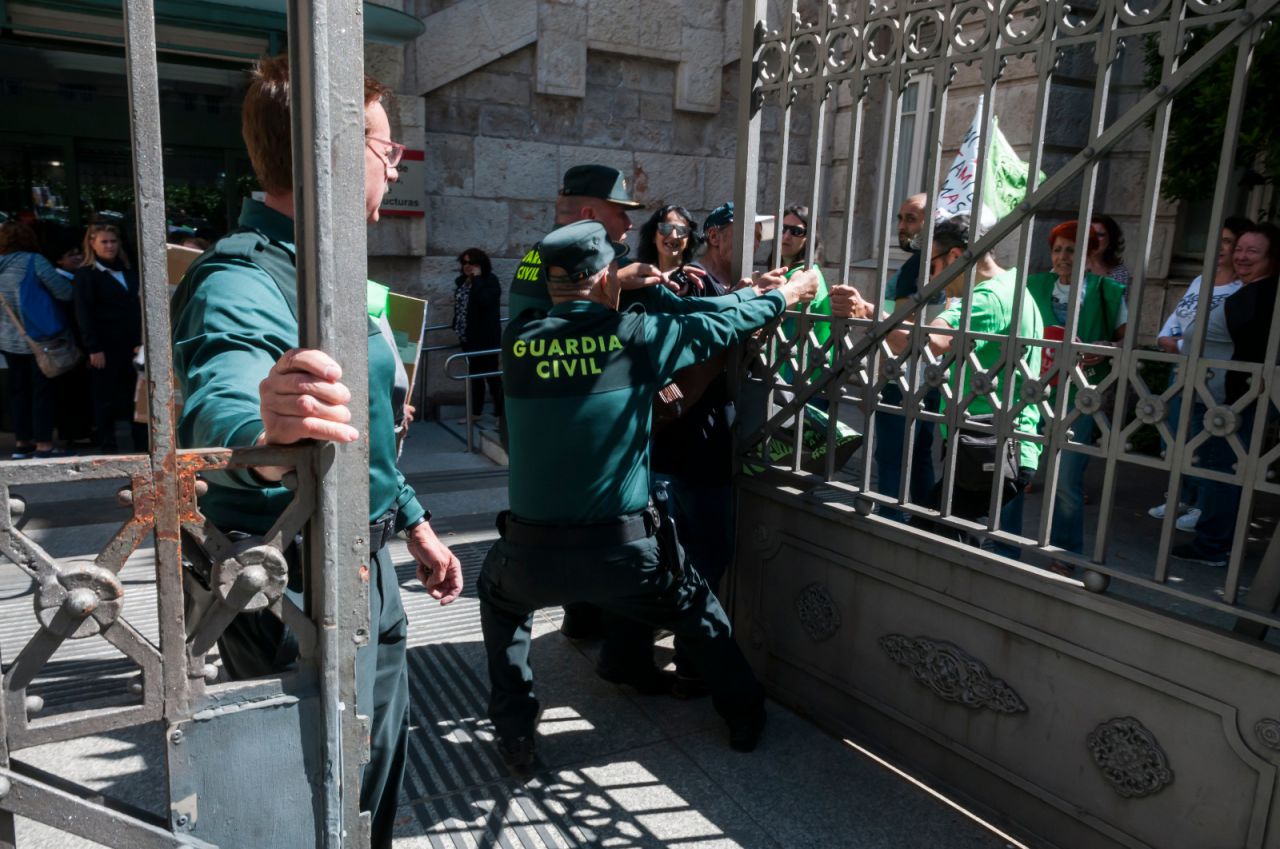 Agentes de la Guardia Civil tratando de cerrar una de las puertas.
