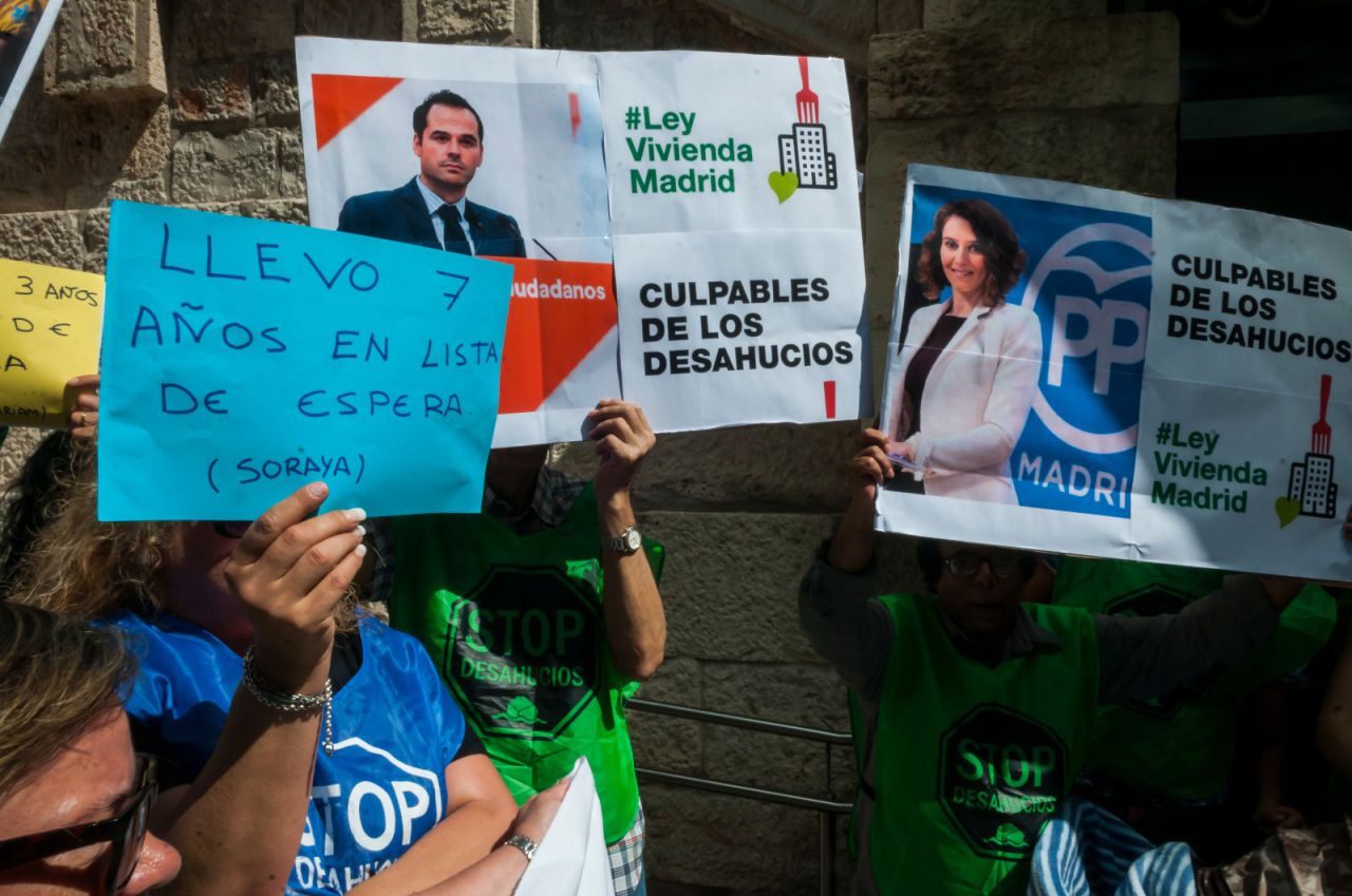Carteles con críticas hacia Ignacio Aguado e Isabel Díaz Ayuso.