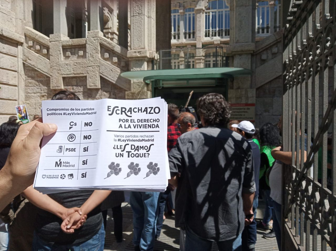 Cartel con la postura de distintos partidos en lo referido a la creación de una ley de vivienda.