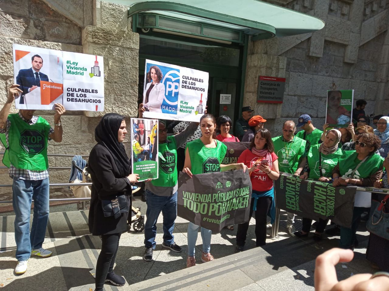 Otra imagen, en la que distintas personas protestan por la creación de una ley de vivienda.