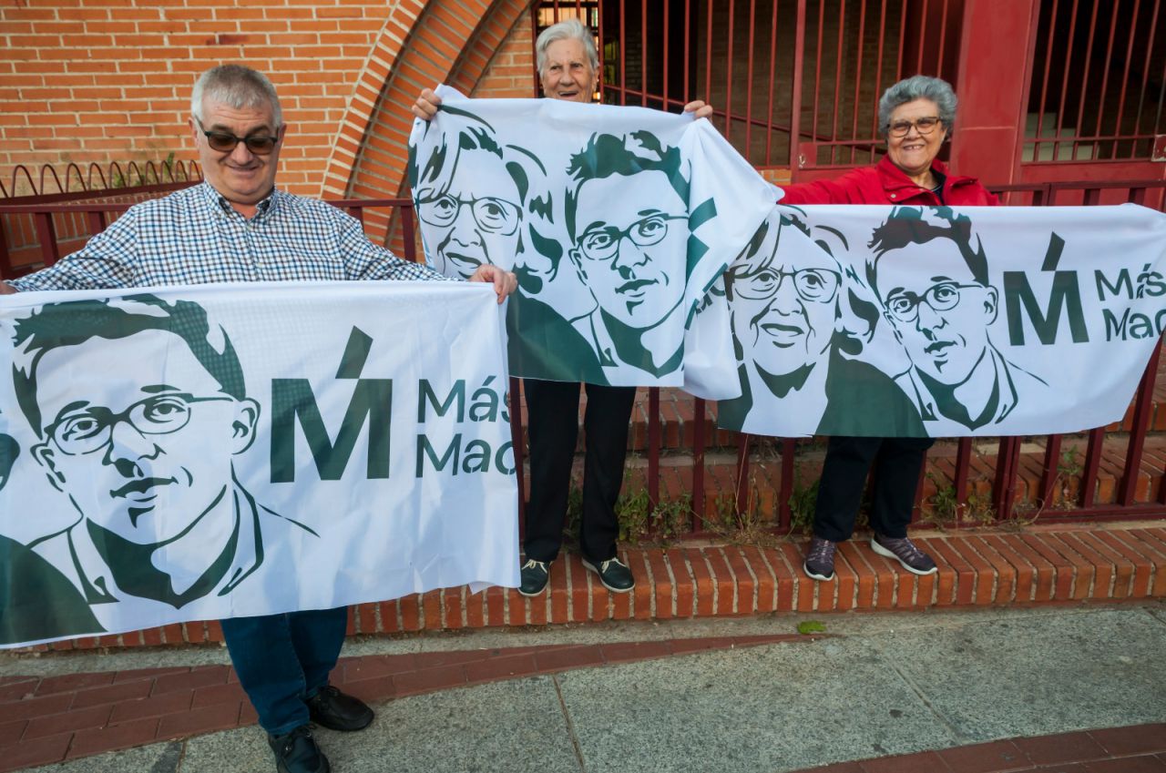 Algunos de ellos han mostrado los carteles de la plataforma, con las caras de Carmena y Errejón.