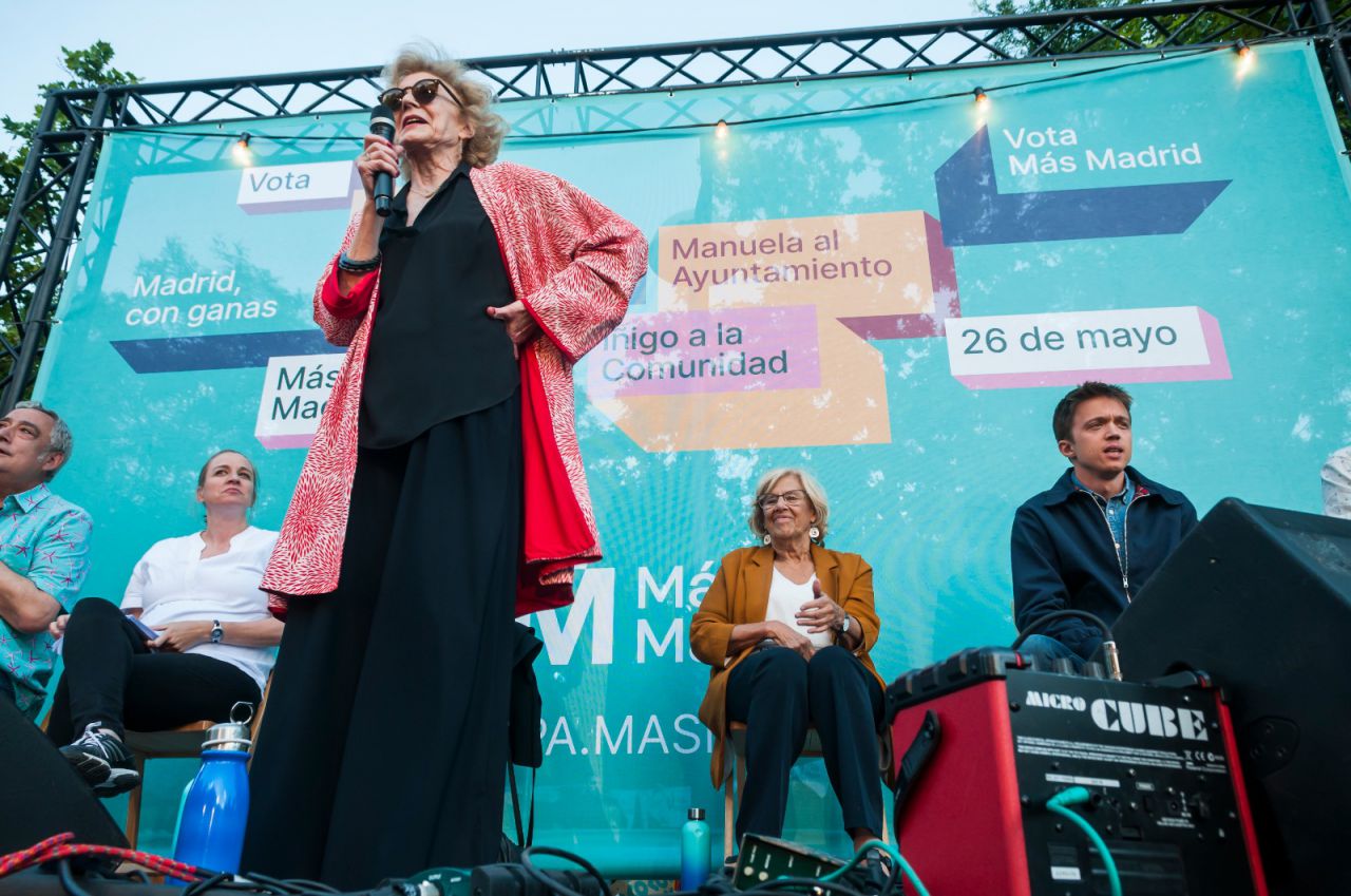 La actriz Marisa Paredes ha mostrado su apoyo a la plataforma en la Plaza Roja de Vallecas. 